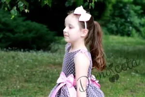 Официална детска роля в червено на черни точки