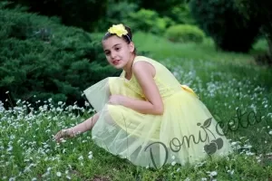 Официална детска дантелена рокля в жълто от дантела и тюл с цветенце отпред