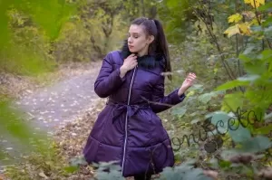 Зимно детско яке в тъмнолилаво с качулка с еко косъм