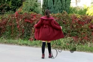 Бордо палто с кожени панталонки момиче