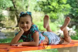 Детска ризка в тюркоазено синьо на цветя
