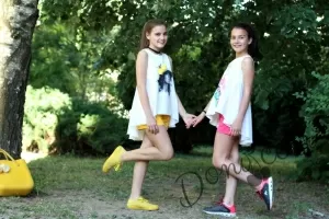 Комплект от детска туника за момиче в бяло с орхидеи и къси панталонки в циклама