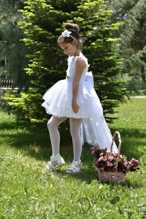 Официална детска рокля Ани в бяло с голяма панделка с 3D пеперуди и тюл