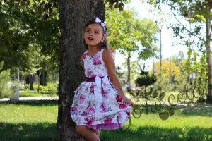 Официална детска рокля в бяло на цветя в циклама