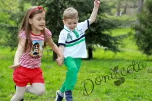 Тениска в червено на черти