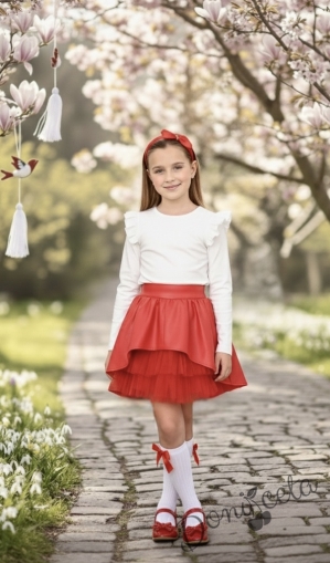 Комплект от блуза в бяло с дълъг ръкав с момиче и кожена пола в червено 