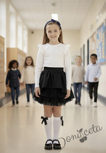 Комплект от блуза в бяло с дълъг ръкав с момиче и кожена пола в черно