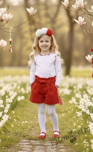 Комплект за момиче от къси панталони в червено и блуза в бяло с дълъг ръкав с къдрички обкрайчени в червено