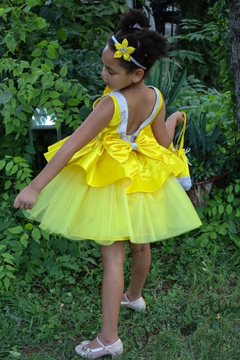 Официална детска рокля с панделка от сатен, и тюл в долната част на роклята с гол гръб и малка чантичка в цвят жълто 309Ж