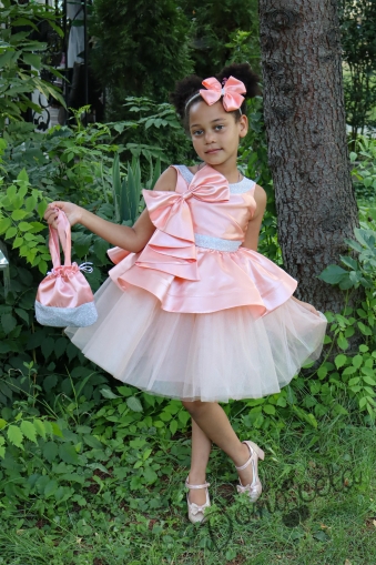 Официална детска рокля с панделка от сатен, и тюл в долната част на роклята с гол гръб и малка чантичка в цвят прасковено 309П