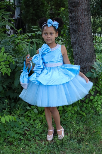 Официална детска рокля с панделка от сатен, и тюл в долната част на роклята с гол гръб и малка чантичка в цвят светлосиньо 309СС