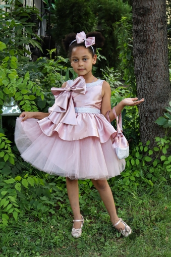 Официална детска рокля с панделка от сатен, и тюл в долната част на роклята с гол гръб и малка чантичка в цвят пепел от рози 309ФГ