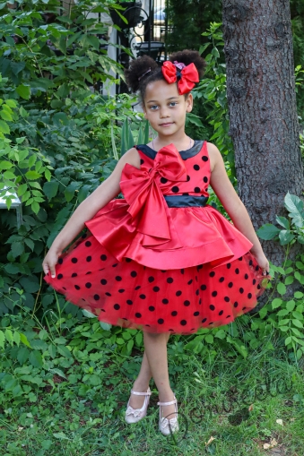 Официална детска рокля с панделка от сатен, и тюл в червено на черни точки, роклята е с гол гръб и малка чантичка в червено 309ЧЧТ