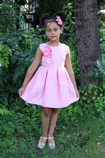 Официална детска рокля в розово с къс ръкав и ефектно цвете за акцент 323РЖ