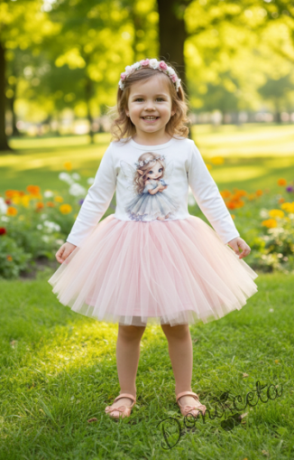 Детска ежедневна рокля с дълъг ръкав в прасковено с картиинка на малка фея