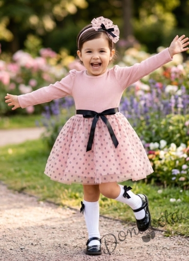 Детска рокля с дълъг ръкав в пепел от рози на черни точки и сатенено коланче в черно