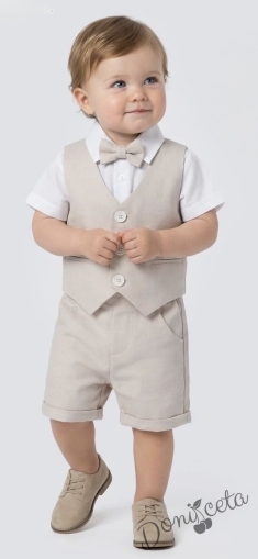 Летен комплект за момче в бежово от къси панталонки тип гащеризон, елек, папийонка и ризка в бяло с къс ръкав