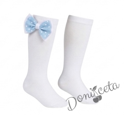 Детски чорапи в бяло до коляното със светлосини панделки на бели точки