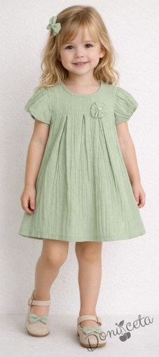 Детска ежедневна рокля с къс ръкав в нежен зелен цвят от памучен муселин