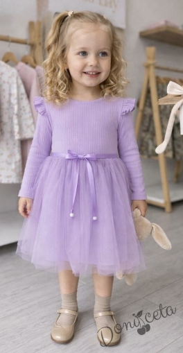 Детска рокля с дълъг ръкав в лилаво с къдрички на рамената и сатенено коланче в лилав цвят 