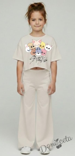 Интересен комплект за момиче от блузка с къс ръкав в екрю с герои и панталон с широки крачоли