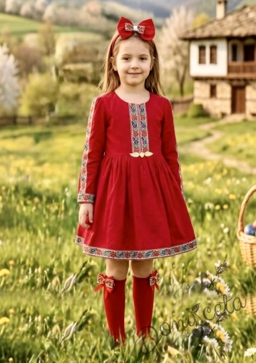 Детска етно рокля в червено тип носия с ръкав до лакътя в бяло с шевица и фолклорни мотиви 