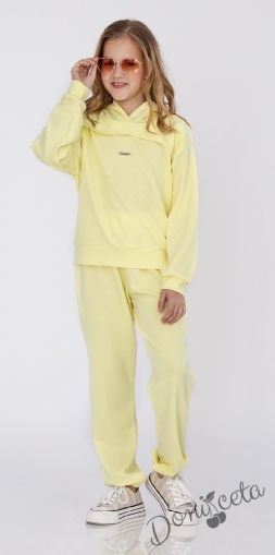Спортен комплект за момиче от блузка с дълъг ръкав и долнище в жълт цвят