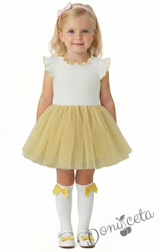 Детска ежедневна рокля Оливия без ръкав в бяло и жълто с къдрички с кант в жълто на рамената 