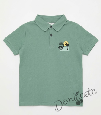 Детска блуза  за момче с къс ръкав и яка в масленозелено с щампа