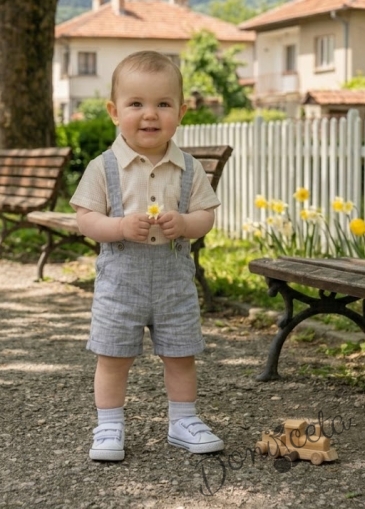 Комплект за момче от къси панталонки тип гащеризон с светлосиньо и ризка с къс ръкав в екрю