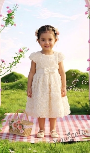 Елегантна рокля с релефна текстура с мотиви на рози в екрю