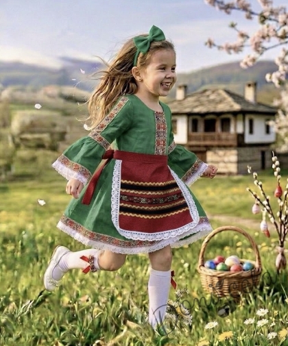 Комплект от детска етно рокля Ели в зелено тип носия с ръкав до лакътя с фолклорни мотиви и престилка в червено