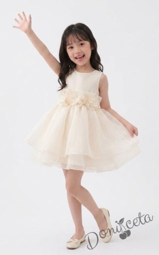 Елегантна рокля без ръкави с обемни рози на талията и многослойна органза в екрю