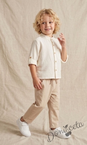 Комплект за момче от риза без яка с дълъг ръкав в бяло и панталон с връзки в бежово