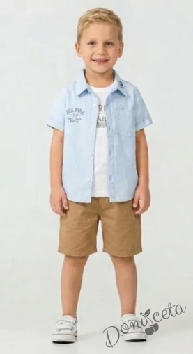 Летен комплект за момче от 3 части - риза с къс ръкав с щампа в светлосин цвят, бяла тениска с надпис и бежови къси панталони