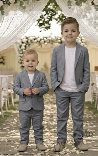 Спортно-елегантен комплект  Сивина за момче от 3 части-тениска с къс ръкав в бяло, сако в сиво и панталон в сиво