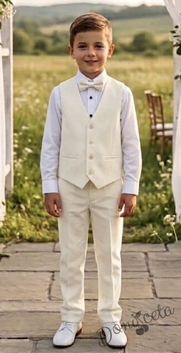 Официален костюм за момче с елек в екрю с едноредово закопчаване, риза в бяло, панталон в цвят екрю и папийонка