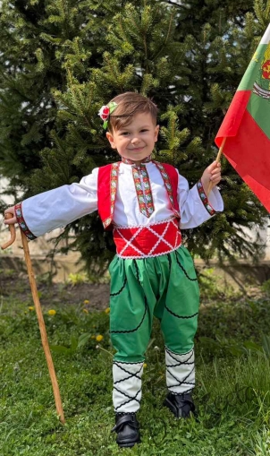 Бебешка/детска народна носия за момче с риза, потури, пояс, елек с шевици и аксесоар за калпак