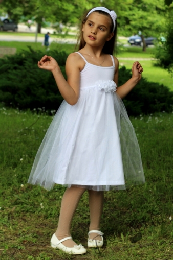Лятна детска рокля в бяло с тюл и тънки презрамки