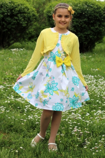 Детска рокля на цветя с панделка в жълто и болеро