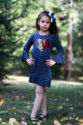 Детска рокля в тъмносиньо със сърце от паети
