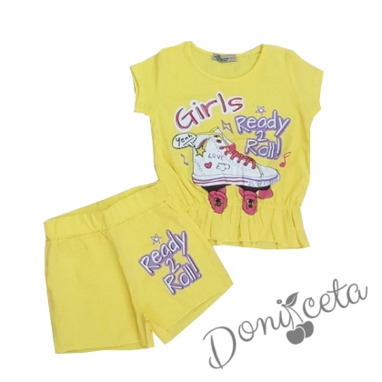 Детски комплект от блузка с къс ръкав в жълто с картинка на кънки и къси панталони