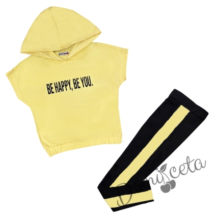 Детски комплект от тениска в жълто с качулка и надпис с клин в черно