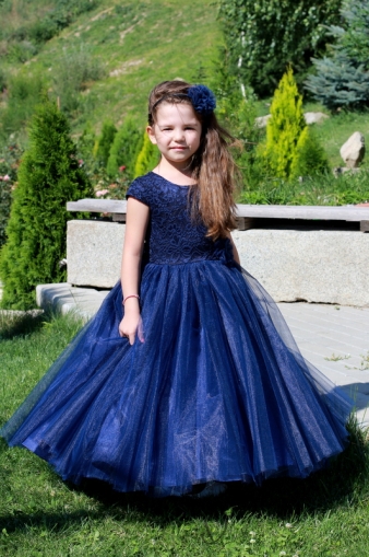 Дълга официална детска рокля Криска  с обръч от дантела и тюл в тъмносиньо