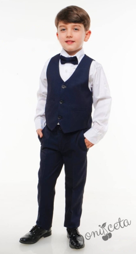 Официален костюм за момче от елек в тъмносиньо, риза в бяло, панталон и папийонка