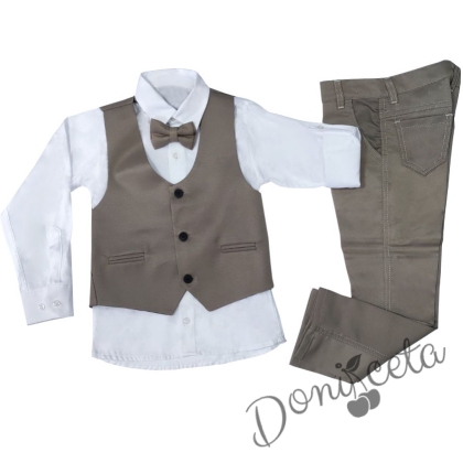Официален костюм за момче от елек в тъмно бежово, риза в бяло, панталон и папийонка в тъмно бежово 4566677 1