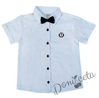 Детска риза с къс ръкав в светлосиньо с емблема и папийонка в тъмносиньо 528102030 1