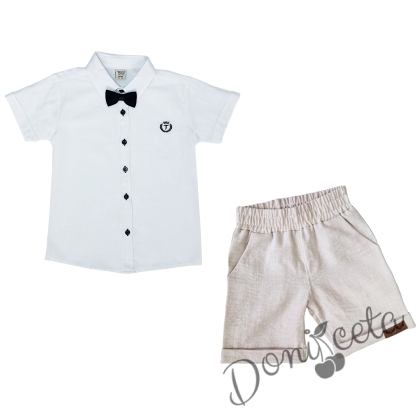 Комплект от риза с къс ръкав в бяло с емблема и тъмносиня папийонка и къси панталони в бежово от лен 1
