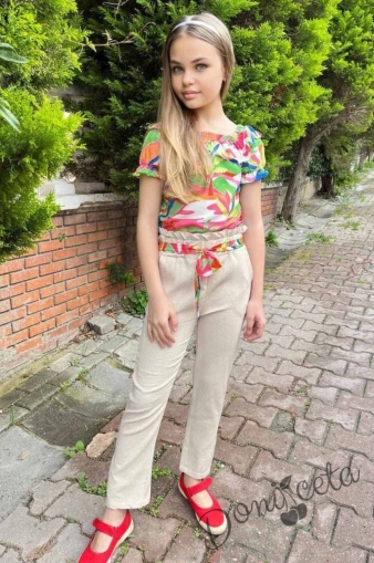 Комплект за момиче от разноцветни блуза с къс ръкав, панталон в бежово с декоративно коланче и венче в бяло 112911399 1