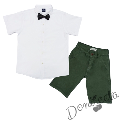 Комплект от изчистена риза в бяло, папийонка в черно и къси дънки в зелено 1